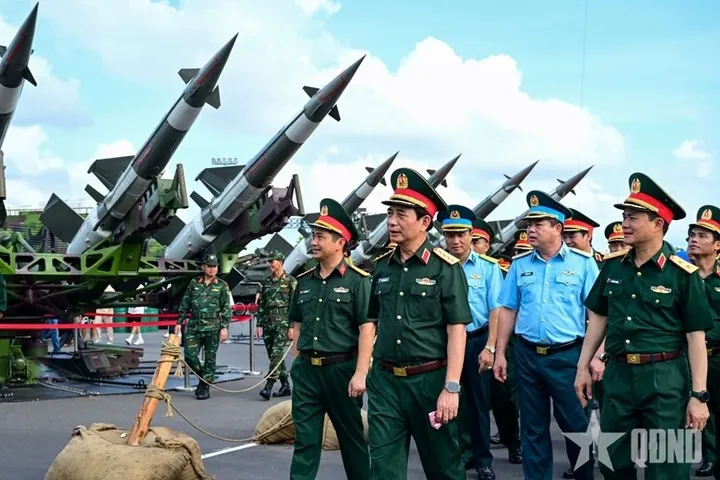 Khám Phá Hình Ảnh Quốc Phòng Việt Nam Ý Nghĩa Dành Cho Độc Giả: Từ Ảnh Triển Lãm Đến Tranh Cổ Động Khám Phá Hình Ảnh Quốc Phòng Việt Nam Ý Nghĩa Dành Cho Độc Giả: Từ Ảnh Triển Lãm Đến Tranh Cổ Động
