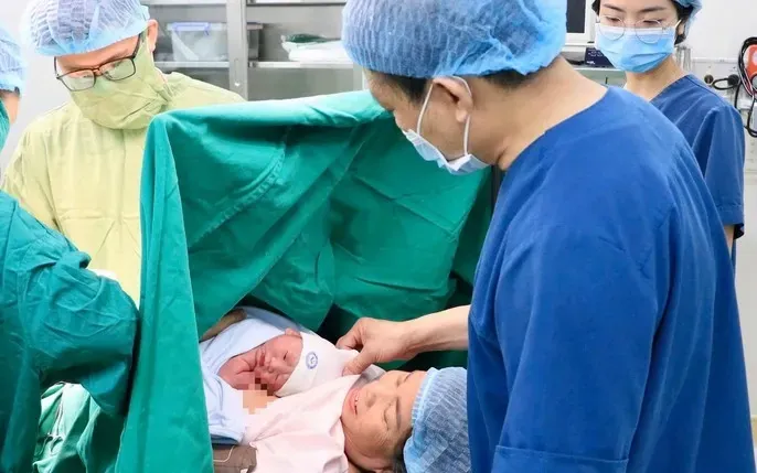 Xem Hình Ảnh Sinh Mổ Thực Tế: Quy Trình Mổ Lấy Thai & Vết Sẹo Cho Mẹ Bầu Xem Hình Ảnh Sinh Mổ Thực Tế: Quy Trình Mổ Lấy Thai & Vết Sẹo Cho Mẹ Bầu
