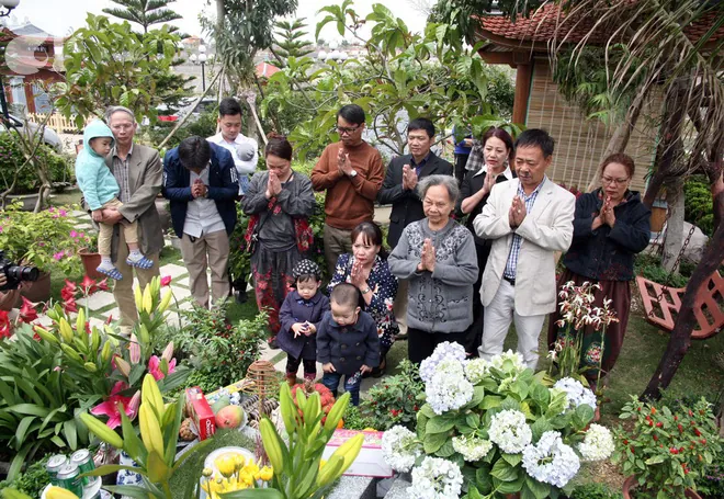 Chiêm Ngưỡng Hình Ảnh Tảo Mộ Đầy Ý Nghĩa Của Người Việt Và So Sánh Với Lễ Tảo Mộ Nước Láng Giềng