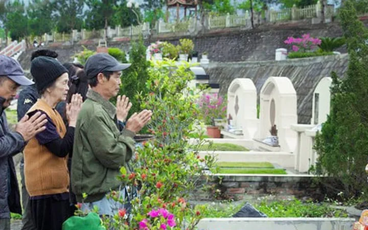 Chiêm Ngưỡng Hình Ảnh Tảo Mộ Đầy Ý Nghĩa Của Người Việt Và So Sánh Với Lễ Tảo Mộ Nước Láng Giềng