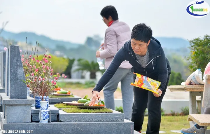 Chiêm Ngưỡng Hình Ảnh Tảo Mộ Đầy Ý Nghĩa Của Người Việt Và So Sánh Với Lễ Tảo Mộ Nước Láng Giềng