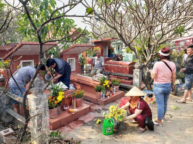Chiêm Ngưỡng Hình Ảnh Tảo Mộ Đầy Ý Nghĩa Của Người Việt Và So Sánh Với Lễ Tảo Mộ Nước Láng Giềng