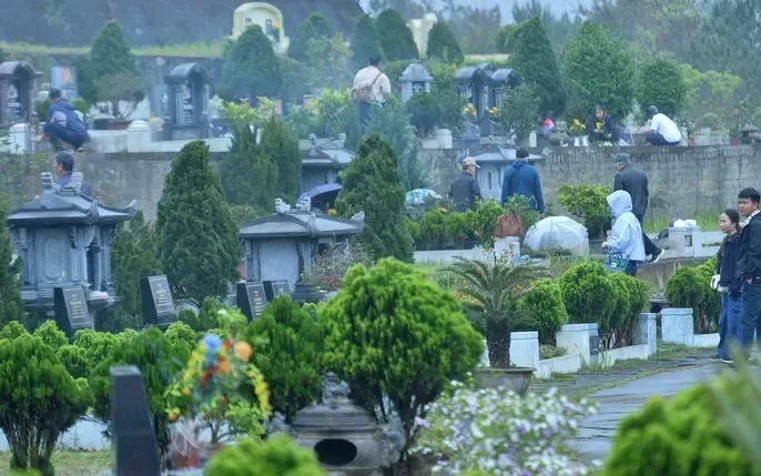 Chiêm Ngưỡng Hình Ảnh Tảo Mộ Đầy Ý Nghĩa Của Người Việt Và So Sánh Với Lễ Tảo Mộ Nước Láng Giềng