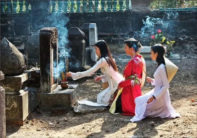 Chiêm Ngưỡng Hình Ảnh Tảo Mộ Đầy Ý Nghĩa Của Người Việt Và So Sánh Với Lễ Tảo Mộ Nước Láng Giềng