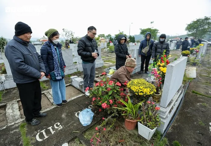 Chiêm Ngưỡng Hình Ảnh Tảo Mộ Đầy Ý Nghĩa Của Người Việt Và So Sánh Với Lễ Tảo Mộ Nước Láng Giềng