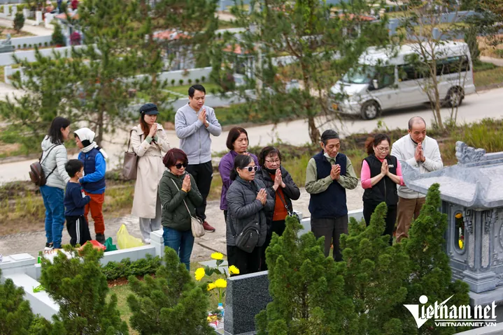 Chiêm Ngưỡng Hình Ảnh Tảo Mộ Đầy Ý Nghĩa Của Người Việt Và So Sánh Với Lễ Tảo Mộ Nước Láng Giềng