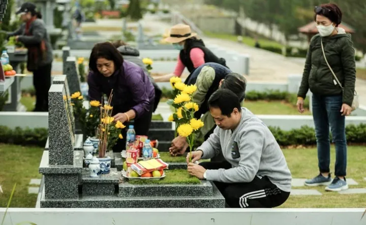 Chiêm Ngưỡng Hình Ảnh Tảo Mộ Đầy Ý Nghĩa Của Người Việt Và So Sánh Với Lễ Tảo Mộ Nước Láng Giềng