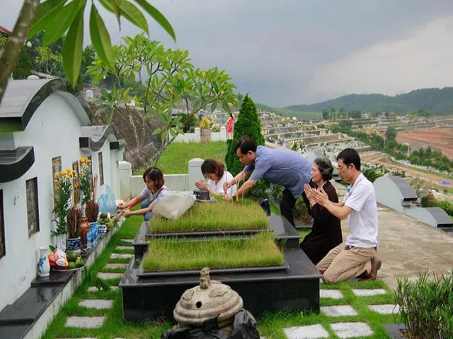 Chiêm Ngưỡng Hình Ảnh Tảo Mộ Đầy Ý Nghĩa Của Người Việt Và So Sánh Với Lễ Tảo Mộ Nước Láng Giềng