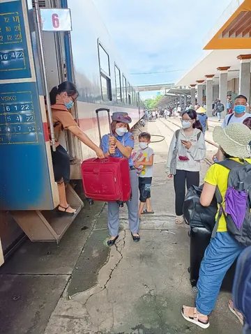 Xem Hình Ảnh Tàu Se1: Thực Tế Khoang Ghế, Toa Xe Và Trải Nghiệm Đi Tàu Cho Hành Khách Xem Hình Ảnh Tàu Se1: Thực Tế Khoang Ghế, Toa Xe Và Trải Nghiệm Đi Tàu Cho Hành Khách