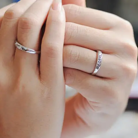 Cách Chụp Ảnh Tay Đeo Nhẫn Cưới Đẹp: Tư Thế, Ý Nghĩa Và Mẹo Lưu Trữ Cách Chụp Ảnh Tay Đeo Nhẫn Cưới Đẹp: Tư Thế, Ý Nghĩa Và Mẹo Lưu Trữ