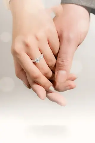 Cách Chụp Ảnh Tay Đeo Nhẫn Cưới Đẹp: Tư Thế, Ý Nghĩa Và Mẹo Lưu Trữ Cách Chụp Ảnh Tay Đeo Nhẫn Cưới Đẹp: Tư Thế, Ý Nghĩa Và Mẹo Lưu Trữ
