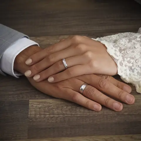 Khám Phá Hình Ảnh Tay Đeo Nhẫn Đẹp Và Cách Chụp Khoe Nhẫn Cho Nữ, Cặp Đôi Khám Phá Hình Ảnh Tay Đeo Nhẫn Đẹp Và Cách Chụp Khoe Nhẫn Cho Nữ, Cặp Đôi
