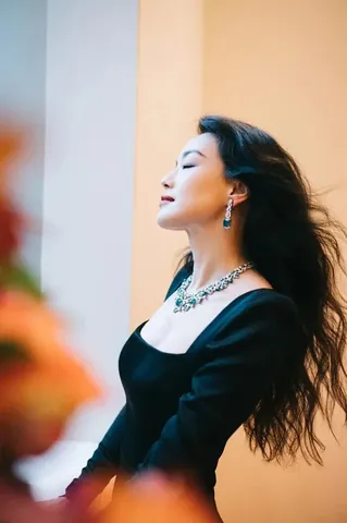 Chiêm Ngưỡng Hình Ảnh Thư Kỳ Mới Nhất: Nhan Sắc Tuổi 50 Rực Rỡ Của Nữ Minh Tinh So Với Thời Trẻ Chiêm Ngưỡng Hình Ảnh Thư Kỳ Mới Nhất: Nhan Sắc Tuổi 50 Rực Rỡ Của Nữ Minh Tinh So Với Thời Trẻ