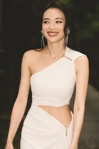 Chiêm Ngưỡng Hình Ảnh Thư Kỳ Mới Nhất: Nhan Sắc Tuổi 50 Rực Rỡ Của Nữ Minh Tinh So Với Thời Trẻ Chiêm Ngưỡng Hình Ảnh Thư Kỳ Mới Nhất: Nhan Sắc Tuổi 50 Rực Rỡ Của Nữ Minh Tinh So Với Thời Trẻ