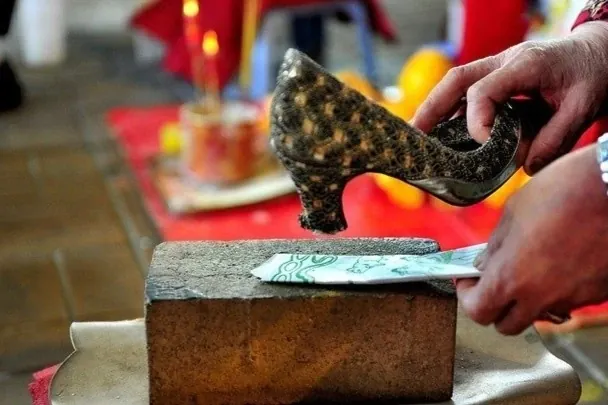 Nhận Diện Hình Ảnh Tiểu Nhân Qua Tướng Mặt Và Dấu Hiệu Để Tránh Xa Kẻ Gian Xảo Nhận Diện Hình Ảnh Tiểu Nhân Qua Tướng Mặt Và Dấu Hiệu Để Tránh Xa Kẻ Gian Xảo