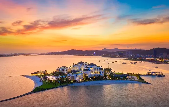 Chiêm Ngưỡng Hình Ảnh Trà Cổ: Bộ Sưu Tập Ảnh Bãi Biển Và Nhà Cổ Móng Cái Cho Người Yêu Du Lịch