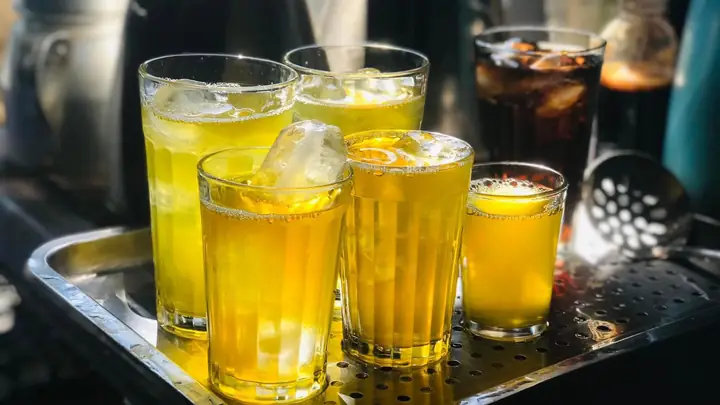 Khám Phá Hình Ảnh Trà Đá Vỉa Hè – Nét Văn Hóa Đường Phố Bình Dị Của Người Việt Khám Phá Hình Ảnh Trà Đá Vỉa Hè – Nét Văn Hóa Đường Phố Bình Dị Của Người Việt