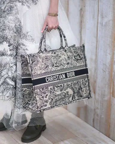 Xem Hình Ảnh Túi Dior Chính Hãng: Các Mẫu Biểu Tượng Và Thiết Kế Nổi Bật Cho Tín Đồ Thời Trang Xem Hình Ảnh Túi Dior Chính Hãng: Các Mẫu Biểu Tượng Và Thiết Kế Nổi Bật Cho Tín Đồ Thời Trang