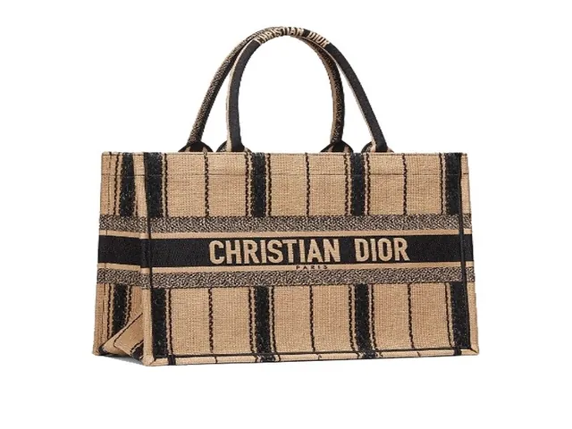Xem Hình Ảnh Túi Dior Chính Hãng: Các Mẫu Biểu Tượng Và Thiết Kế Nổi Bật Cho Tín Đồ Thời Trang Xem Hình Ảnh Túi Dior Chính Hãng: Các Mẫu Biểu Tượng Và Thiết Kế Nổi Bật Cho Tín Đồ Thời Trang