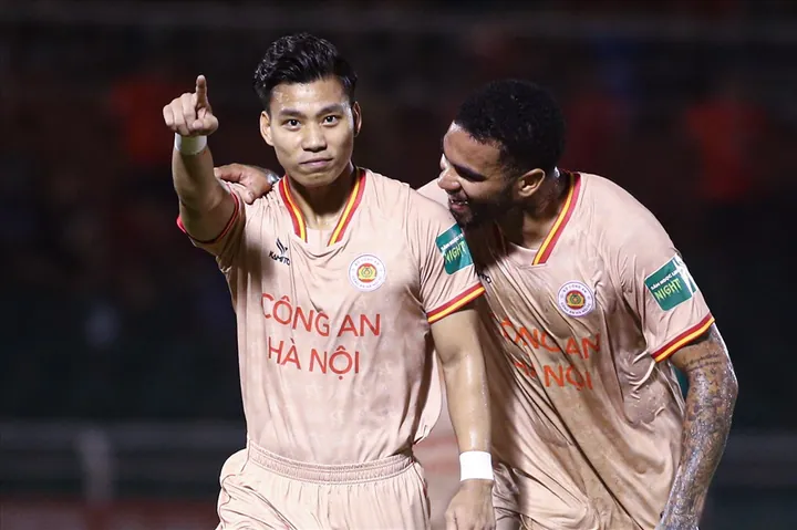 Xem Hình Ảnh Văn Thanh Và Bạn Gái Bích Hạnh: Tổng Hợp Ảnh Cưới, Dạm Ngõ Cho Fan Hâm Mộ Bóng Đá Việt Nam