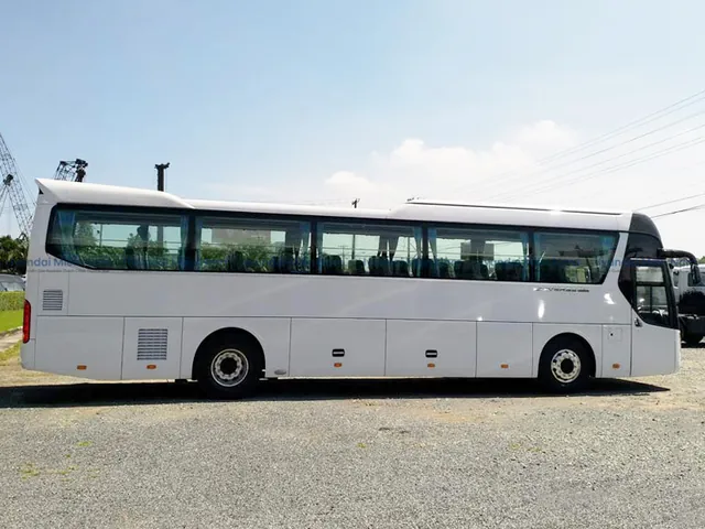 Chiêm Ngưỡng Bộ Sưu Tập Hình Ảnh Xe Universe Đa Dạng Từ Ngoại Thất Đến Nội Thất Cho Người Chọn Mua Xe Khách