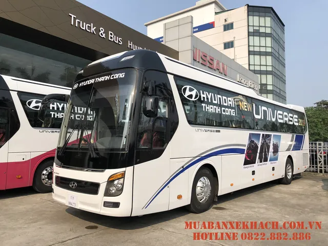 Chiêm Ngưỡng Bộ Sưu Tập Hình Ảnh Xe Universe Đa Dạng Từ Ngoại Thất Đến Nội Thất Cho Người Chọn Mua Xe Khách