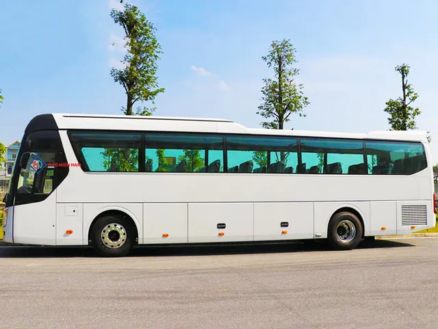 Chiêm Ngưỡng Bộ Sưu Tập Hình Ảnh Xe Universe Đa Dạng Từ Ngoại Thất Đến Nội Thất Cho Người Chọn Mua Xe Khách