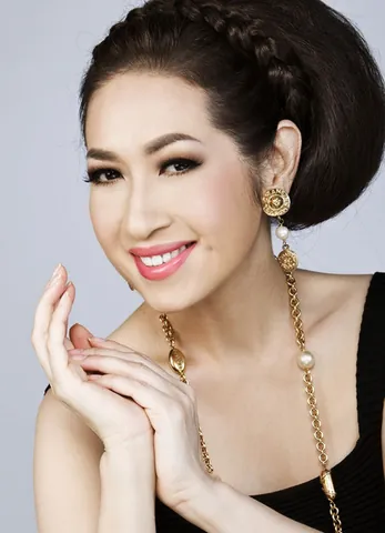 Xem Hình Ảnh Ý Lan: Tổng Hợp Ảnh Danh Ca Từ Thời Trẻ Đến Hiện Tại Cho Người Hâm Mộ Xem Hình Ảnh Ý Lan: Tổng Hợp Ảnh Danh Ca Từ Thời Trẻ Đến Hiện Tại Cho Người Hâm Mộ