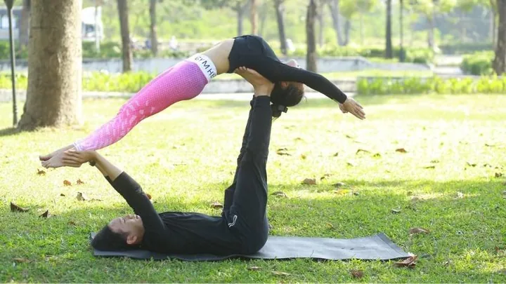 Khám Phá Hình Ảnh Yoga Đôi Đẹp Và Các Tư Thế Cho Cặp Đôi Và Bạn Thân