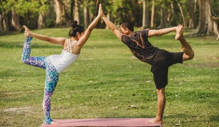 Khám Phá Hình Ảnh Yoga Đôi Đẹp Và Các Tư Thế Cho Cặp Đôi Và Bạn Thân