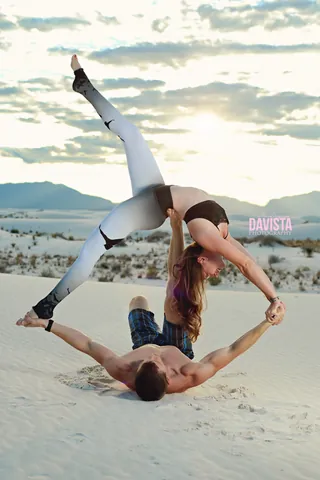 Khám Phá Hình Ảnh Yoga Đôi Đẹp Và Các Tư Thế Cho Cặp Đôi Và Bạn Thân
