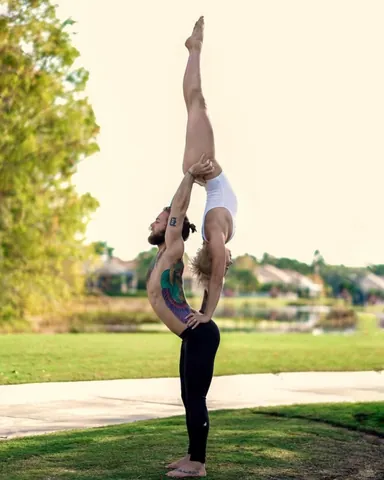 Khám Phá Hình Ảnh Yoga Đôi Đẹp Và Các Tư Thế Cho Cặp Đôi Và Bạn Thân
