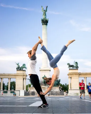 Khám Phá Hình Ảnh Yoga Đôi Đẹp Và Các Tư Thế Cho Cặp Đôi Và Bạn Thân