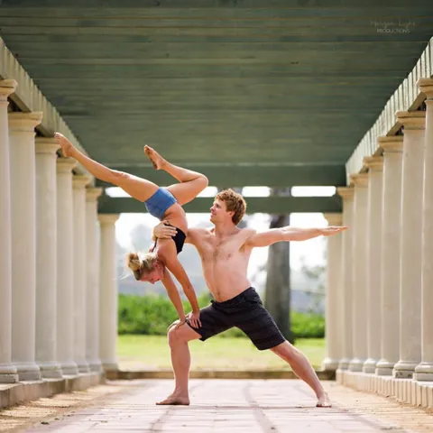 Khám Phá Hình Ảnh Yoga Đôi Đẹp Và Các Tư Thế Cho Cặp Đôi Và Bạn Thân
