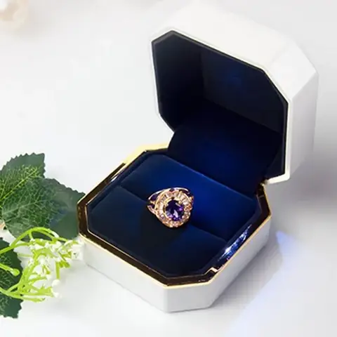 Hướng Dẫn Chọn Và Mua Hộp Đựng Nhẫn Cầu Hôn Đẹp, Sang Trọng Cho Ngày Trọng Đại Hướng Dẫn Chọn Và Mua Hộp Đựng Nhẫn Cầu Hôn Đẹp, Sang Trọng Cho Ngày Trọng Đại