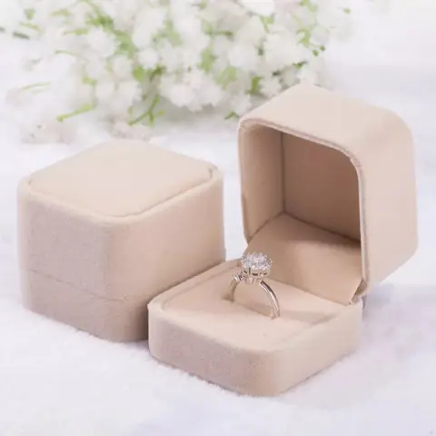 Hướng Dẫn Chọn Và Mua Hộp Đựng Nhẫn Cầu Hôn Đẹp, Sang Trọng Cho Ngày Trọng Đại Hướng Dẫn Chọn Và Mua Hộp Đựng Nhẫn Cầu Hôn Đẹp, Sang Trọng Cho Ngày Trọng Đại