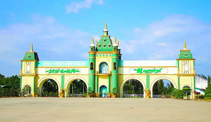 Khám Phá Khu Vui Chơi Happy Land Bến Lức: Thiên Đường Giải Trí Và Văn Hóa Việt Thu Nhỏ Cho Người Yêu Du Lịch Gần Sài Gòn Khám Phá Khu Vui Chơi Happy Land Bến Lức: Thiên Đường Giải Trí Và Văn Hóa Việt Thu Nhỏ Cho Người Yêu Du Lịch Gần Sài Gòn