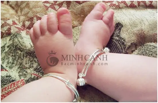 Mua Lắc Chân Bạc Cho Bé Sơ Sinh Loại Nào Tốt Và Những Lưu Ý Cần Biết Mua Lắc Chân Bạc Cho Bé Sơ Sinh Loại Nào Tốt Và Những Lưu Ý Cần Biết