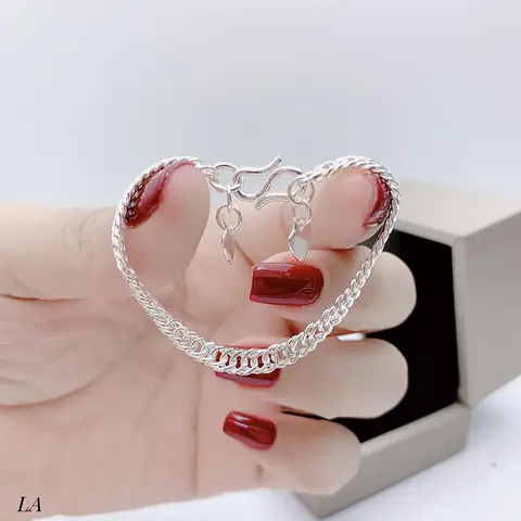 Mua Lắc Chân Bạc Cho Bé Sơ Sinh Loại Nào Tốt Và Những Lưu Ý Cần Biết Mua Lắc Chân Bạc Cho Bé Sơ Sinh Loại Nào Tốt Và Những Lưu Ý Cần Biết