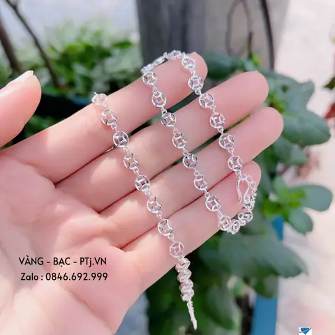 Lắc Tay Kim Tiền Bạc Là Gì? Ý Nghĩa, Chất Liệu Và Cách Chọn Phù Hợp Lắc Tay Kim Tiền Bạc Là Gì? Ý Nghĩa, Chất Liệu Và Cách Chọn Phù Hợp