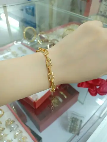 Lắc Tay Nữ Xích Vuông: Kiểu Dáng, Chất Liệu Và Cách Chọn Mua Đúng