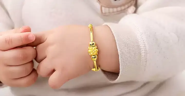 Gợi Ý Chọn Lắc Tay Vàng Cho Bé Sơ Sinh An Toàn Và Ý Nghĩa Gợi Ý Chọn Lắc Tay Vàng Cho Bé Sơ Sinh An Toàn Và Ý Nghĩa