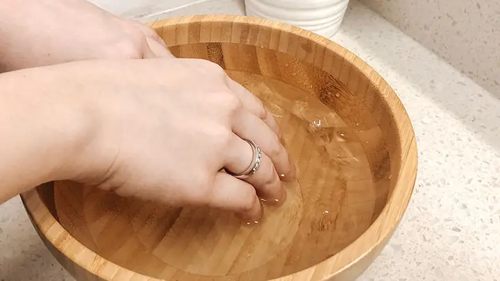 Cách Tháo Nhẫn Chật Ra Khỏi Tay Nhanh Chóng Và Không Đau Tại Nhà Cách Tháo Nhẫn Chật Ra Khỏi Tay Nhanh Chóng Và Không Đau Tại Nhà