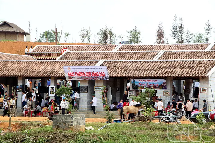 Kinh Nghiệm Tham Quan Làng Văn Hóa Các Dân Tộc Việt Nam Đồng Mô: Cẩm Nang Cho Du Khách Khám Phá Ngôi Nhà Chung 54 Dân Tộc Kinh Nghiệm Tham Quan Làng Văn Hóa Các Dân Tộc Việt Nam Đồng Mô: Cẩm Nang Cho Du Khách Khám Phá Ngôi Nhà Chung 54 Dân Tộc