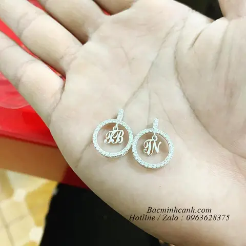 Khám Phá Và Chọn Mua Mặt Dây Chuyền 2 Chữ Cái: Thiết Kế Lồng Ghép Initials, Chất Liệu Và Gợi Ý Cho Cặp Đôi Khám Phá Và Chọn Mua Mặt Dây Chuyền 2 Chữ Cái: Thiết Kế Lồng Ghép Initials, Chất Liệu Và Gợi Ý Cho Cặp Đôi
