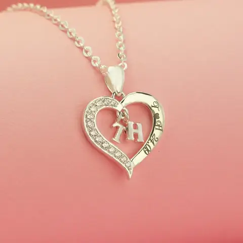 Khám Phá Và Chọn Mua Mặt Dây Chuyền 2 Chữ Cái: Thiết Kế Lồng Ghép Initials, Chất Liệu Và Gợi Ý Cho Cặp Đôi Khám Phá Và Chọn Mua Mặt Dây Chuyền 2 Chữ Cái: Thiết Kế Lồng Ghép Initials, Chất Liệu Và Gợi Ý Cho Cặp Đôi