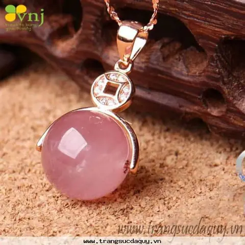 Mua Mặt Dây Chuyền Đá Thạch Anh Hồng Tự Nhiên: Các Mẫu, Giá Và Công Dụng Phong Thủy Cho Nữ Mua Mặt Dây Chuyền Đá Thạch Anh Hồng Tự Nhiên: Các Mẫu, Giá Và Công Dụng Phong Thủy Cho Nữ
