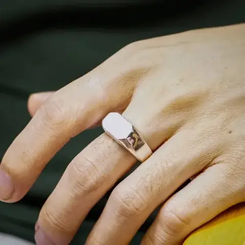 Mẫu Nhẫn Đeo Ngón Giữa: Ý Nghĩa, Kiểu Dáng Và Cách Chọn Cho Nam & Nữ Mẫu Nhẫn Đeo Ngón Giữa: Ý Nghĩa, Kiểu Dáng Và Cách Chọn Cho Nam & Nữ