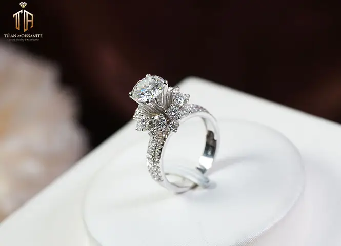 Khám Phá Các Mẫu Nhẫn Hột Xoàn Nữ Đẹp Sang Trọng Dành Cho Phái Nữ Khám Phá Các Mẫu Nhẫn Hột Xoàn Nữ Đẹp Sang Trọng Dành Cho Phái Nữ