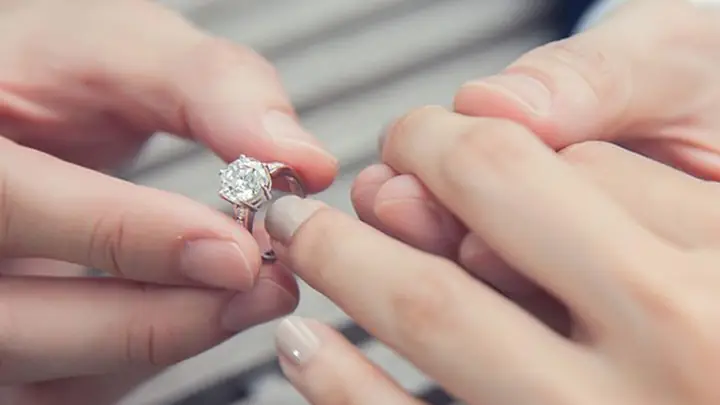 Top 25 Mẫu Nhẫn Tặng Bạn Gái Đẹp, Ý Nghĩa & Cách Chọn Phù Hợp Top 25 Mẫu Nhẫn Tặng Bạn Gái Đẹp, Ý Nghĩa & Cách Chọn Phù Hợp